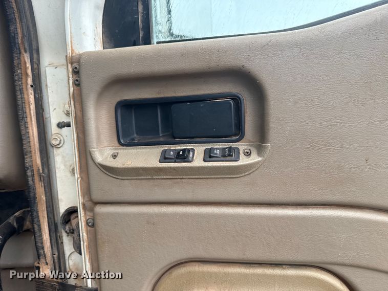 image for item EU5459 2005 International 9200i semi truck