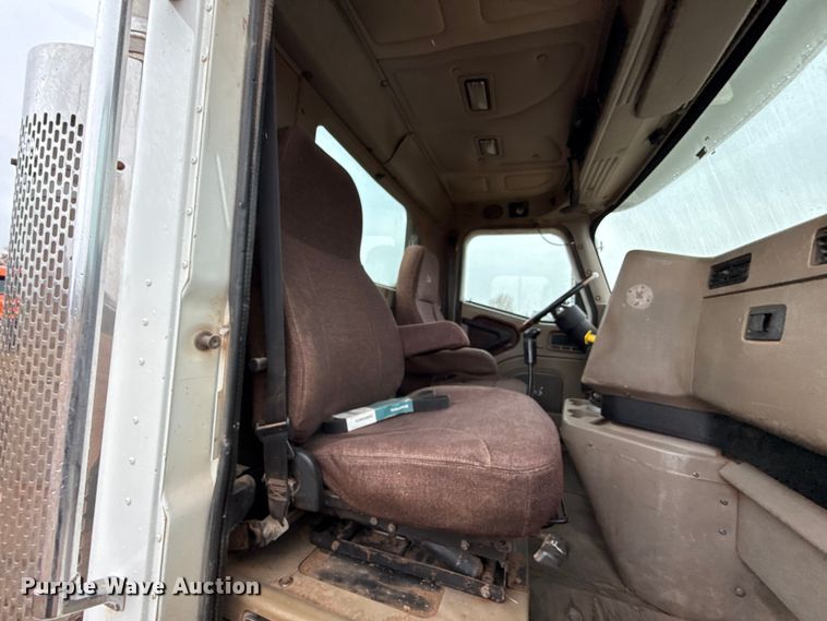 image for item EU5459 2005 International 9200i semi truck