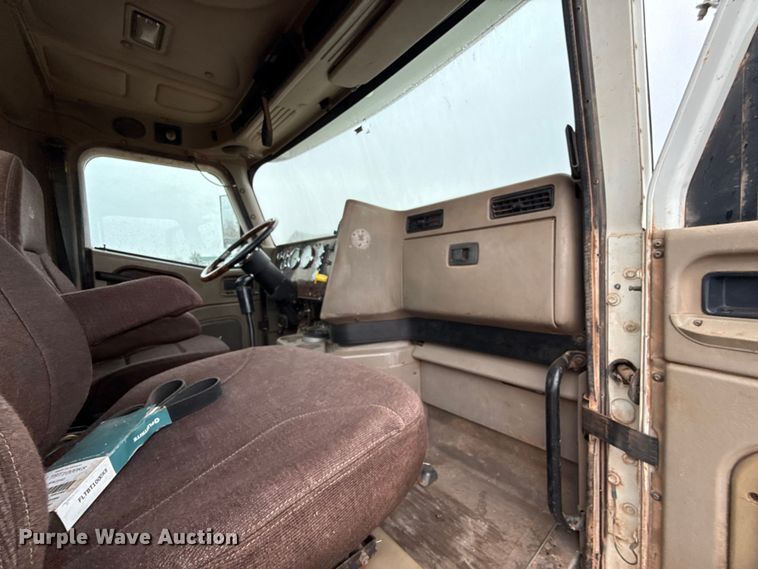 image for item EU5459 2005 International 9200i semi truck