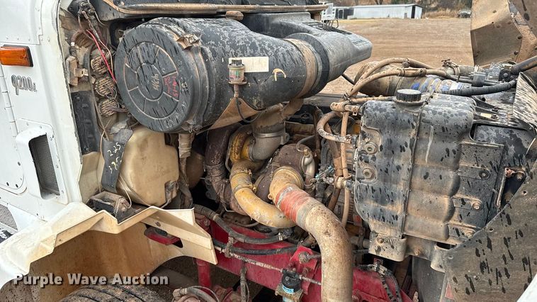 image for item EU5459 2005 International 9200i semi truck