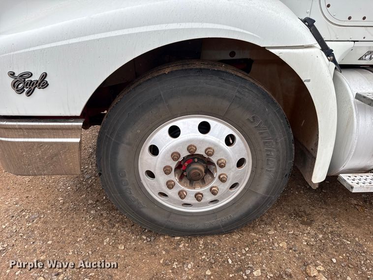 image for item EU5459 2005 International 9200i semi truck