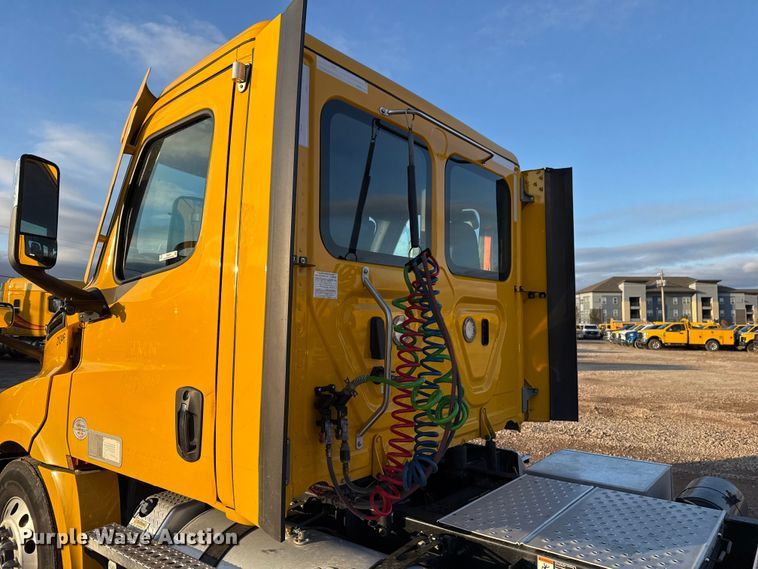 image for item EU5471 2021 Freightliner Cascadia 126 semi truck