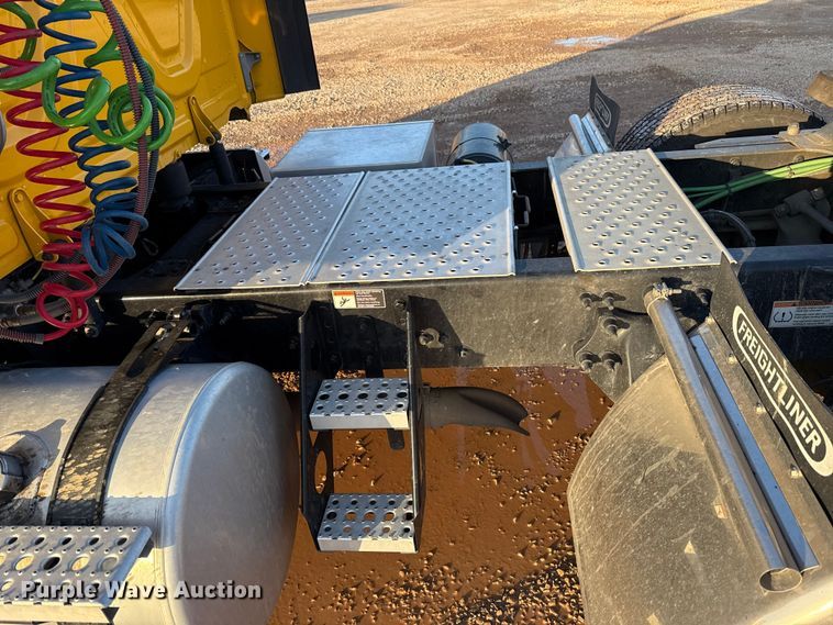 image for item EU5471 2021 Freightliner Cascadia 126 semi truck