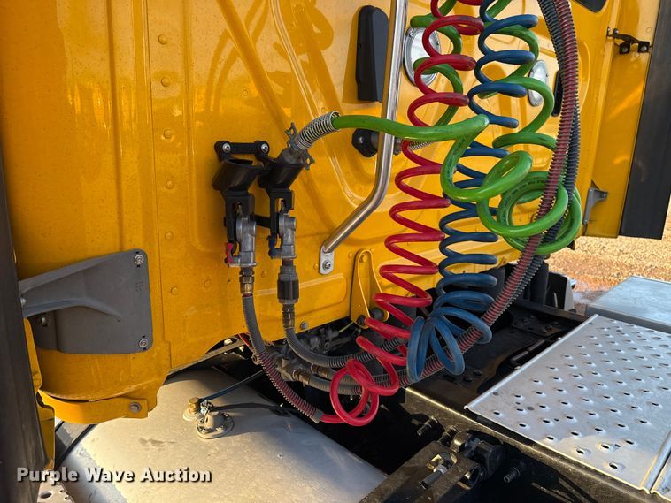 image for item EU5471 2021 Freightliner Cascadia 126 semi truck