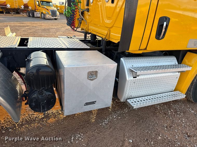 image for item EU5471 2021 Freightliner Cascadia 126 semi truck