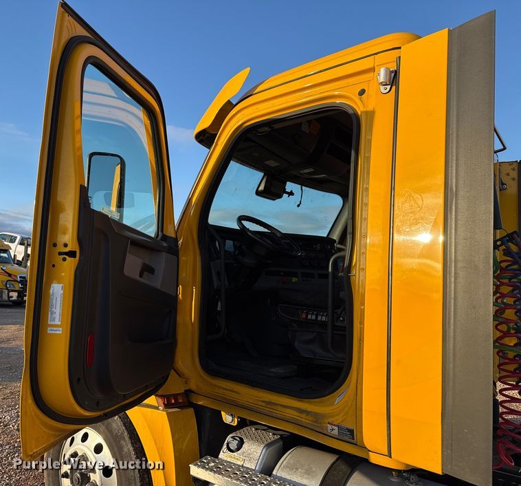 image for item EU5471 2021 Freightliner Cascadia 126 semi truck