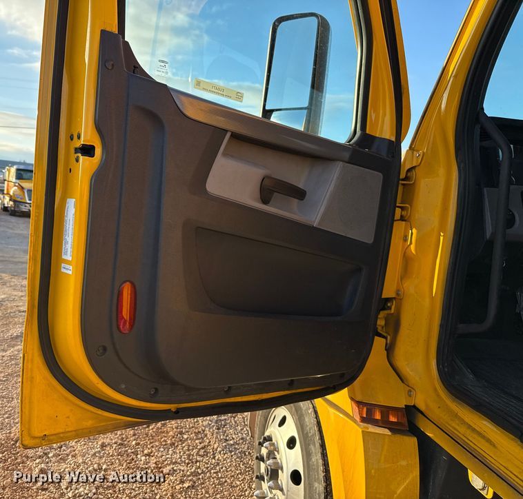 image for item EU5471 2021 Freightliner Cascadia 126 semi truck