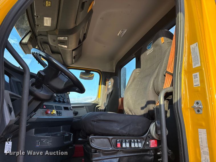 image for item EU5471 2021 Freightliner Cascadia 126 semi truck