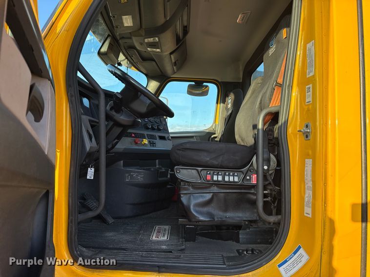 image for item EU5471 2021 Freightliner Cascadia 126 semi truck