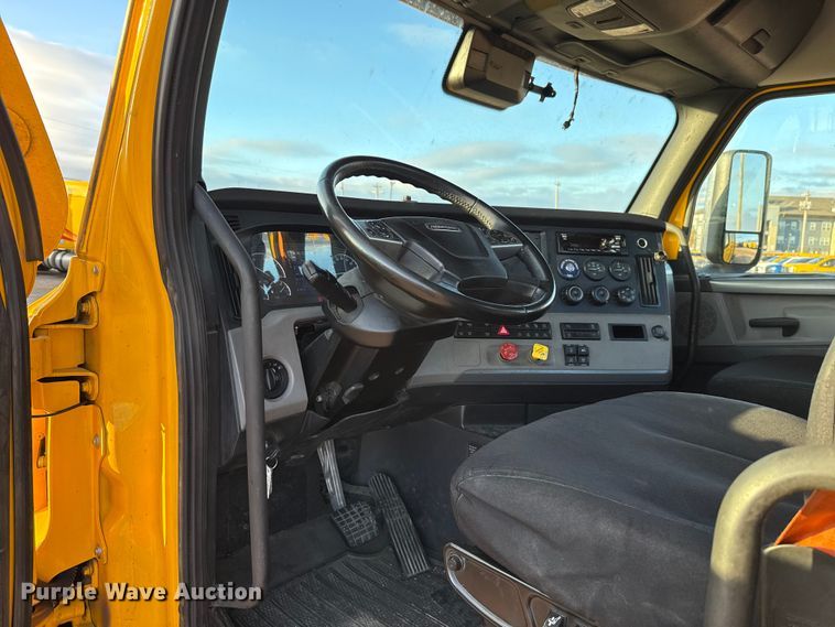 image for item EU5471 2021 Freightliner Cascadia 126 semi truck