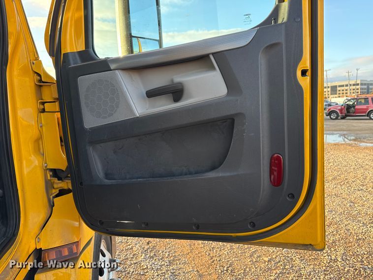 image for item EU5471 2021 Freightliner Cascadia 126 semi truck