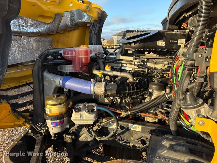 image for item EU5471 2021 Freightliner Cascadia 126 semi truck