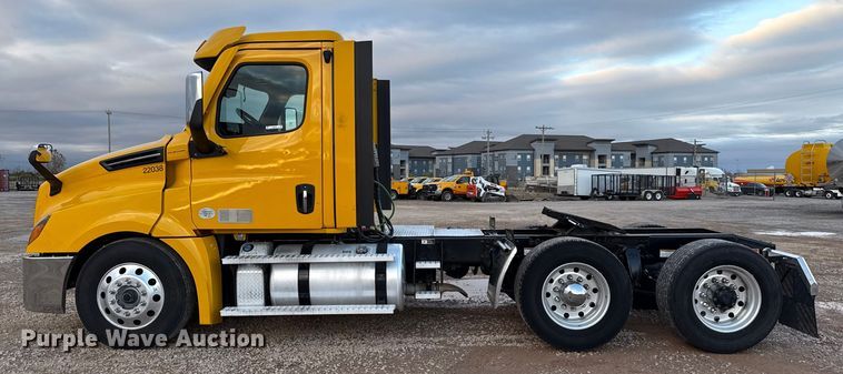 image for item EU5472 2022 Freightliner Cascadia 126 semi truck