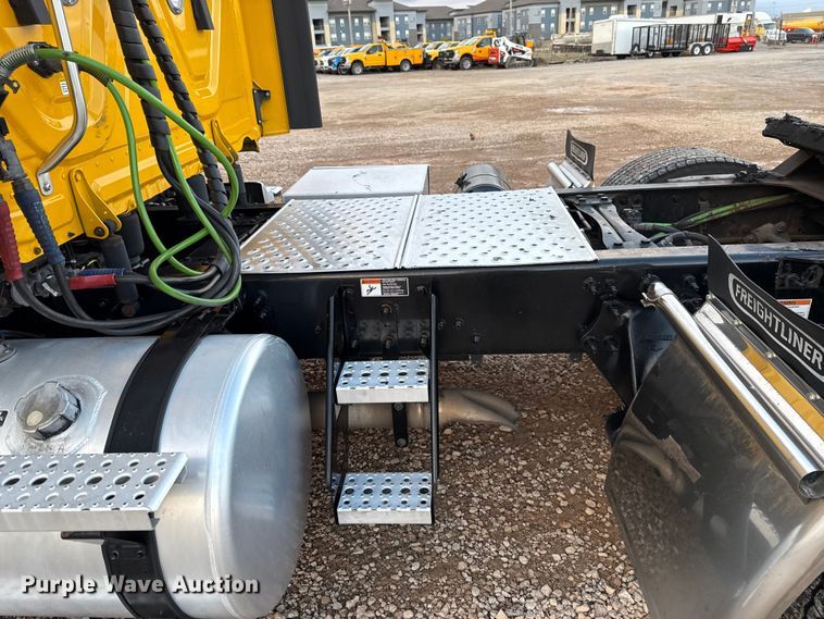 image for item EU5472 2022 Freightliner Cascadia 126 semi truck