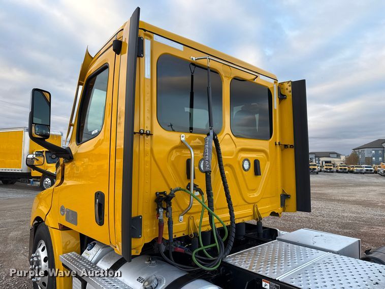 image for item EU5472 2022 Freightliner Cascadia 126 semi truck