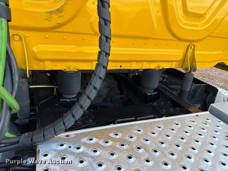 image for item EU5472 2022 Freightliner Cascadia 126 semi truck