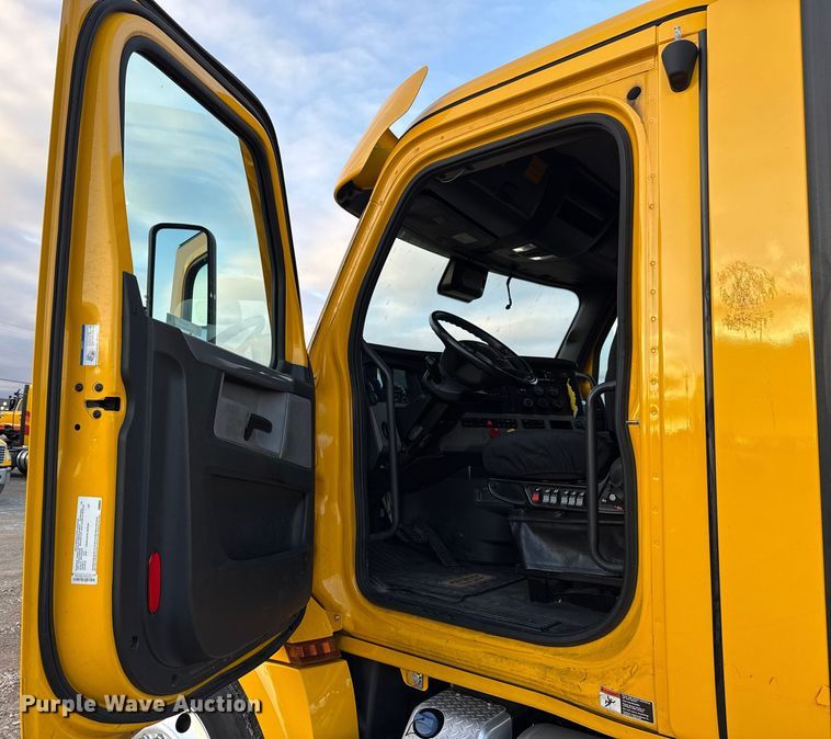 image for item EU5472 2022 Freightliner Cascadia 126 semi truck