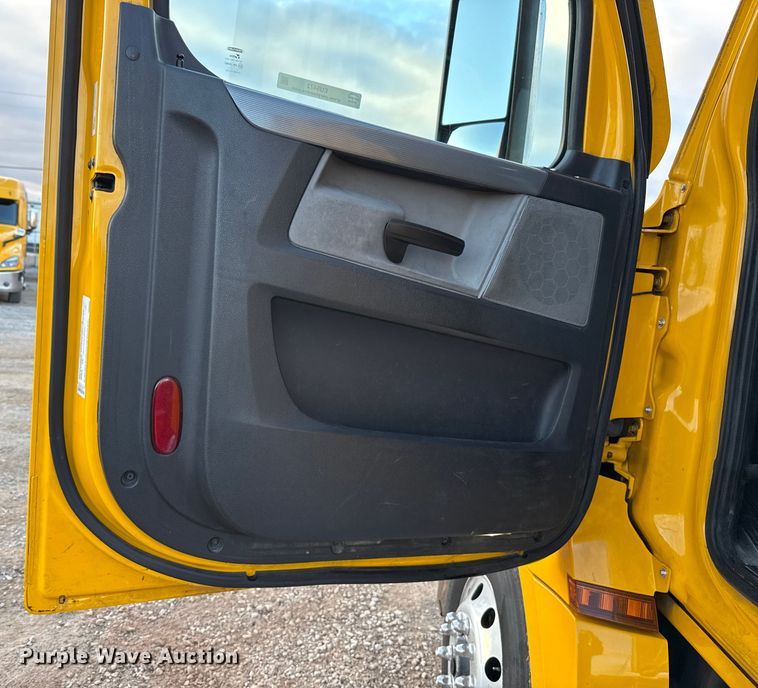 image for item EU5472 2022 Freightliner Cascadia 126 semi truck