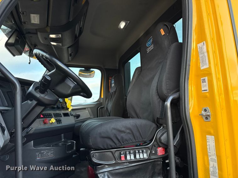 image for item EU5472 2022 Freightliner Cascadia 126 semi truck