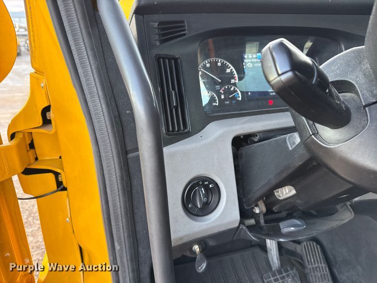 image for item EU5472 2022 Freightliner Cascadia 126 semi truck