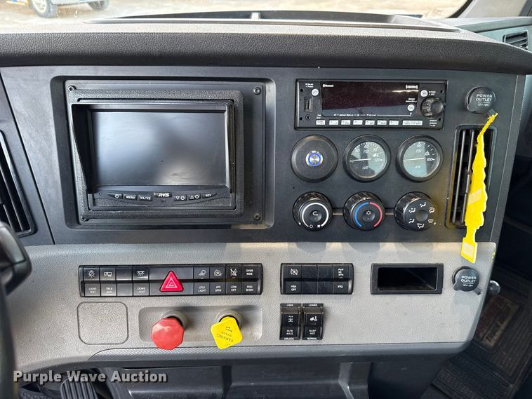 image for item EU5472 2022 Freightliner Cascadia 126 semi truck