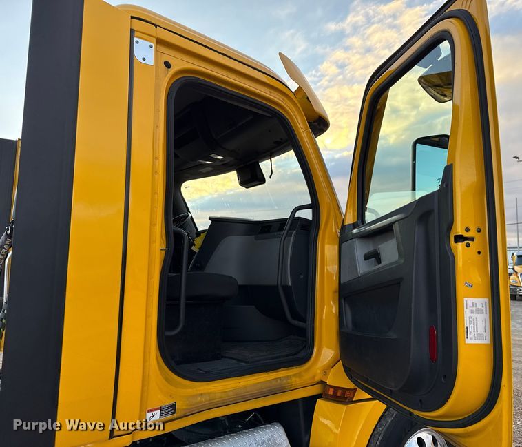 image for item EU5472 2022 Freightliner Cascadia 126 semi truck