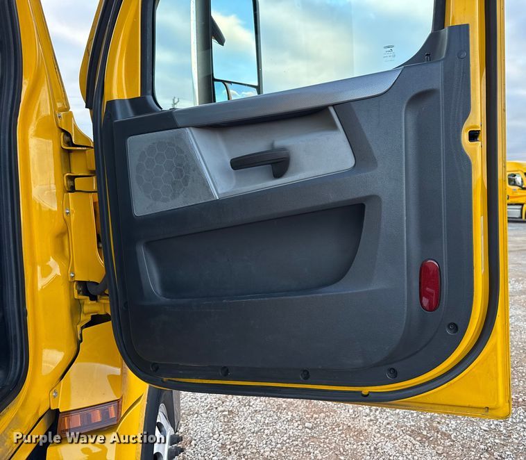 image for item EU5472 2022 Freightliner Cascadia 126 semi truck