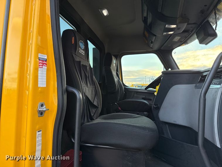 image for item EU5472 2022 Freightliner Cascadia 126 semi truck