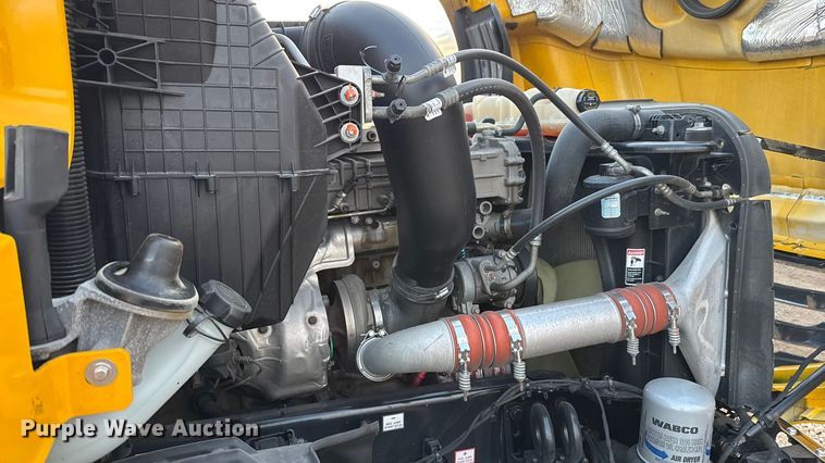 image for item EU5472 2022 Freightliner Cascadia 126 semi truck