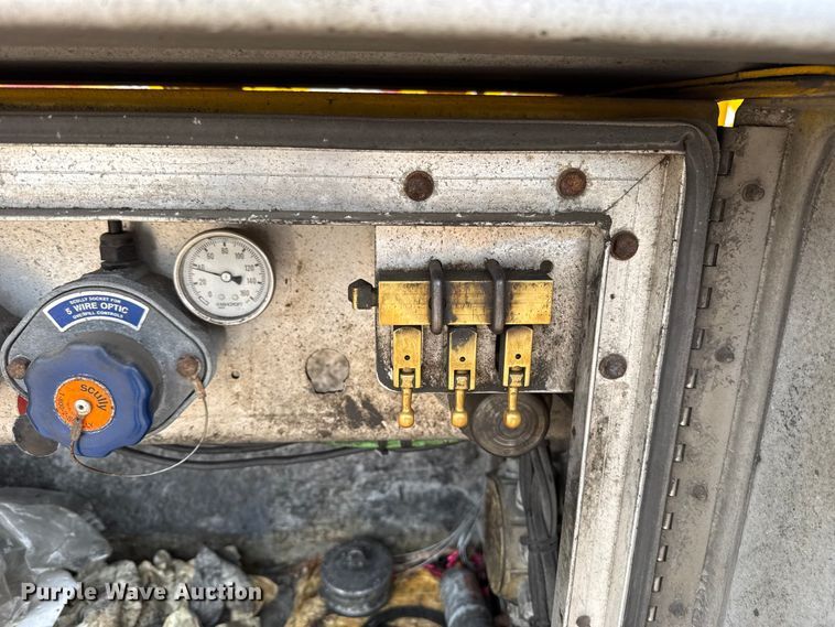 image for item EU5473 2005 Beall BAST-96-3-SB tank trailer