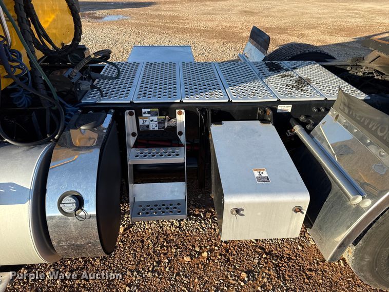 image for item EU5474 2022 Kenworth T680 semi truck