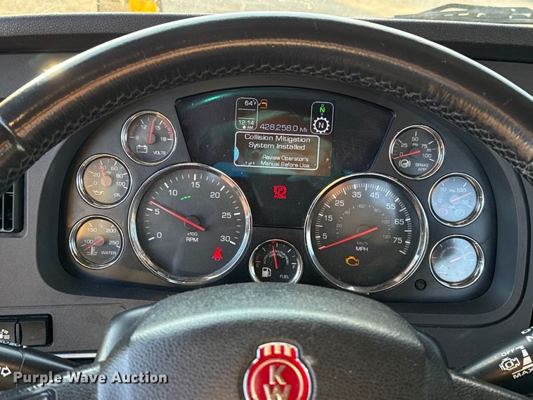 image for item EU5474 2022 Kenworth T680 semi truck