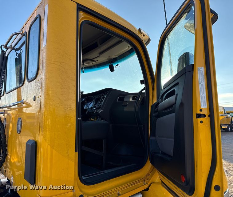 image for item EU5474 2022 Kenworth T680 semi truck