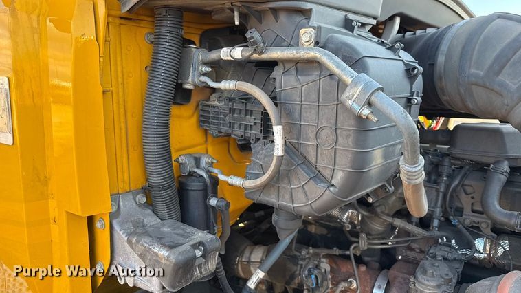 image for item EU5474 2022 Kenworth T680 semi truck