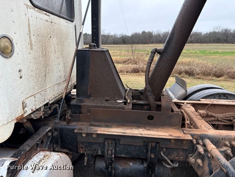 image for item EU5476 2003 Freightliner FLD120 dump truck