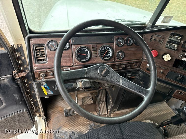 image for item EU5476 2003 Freightliner FLD120 dump truck