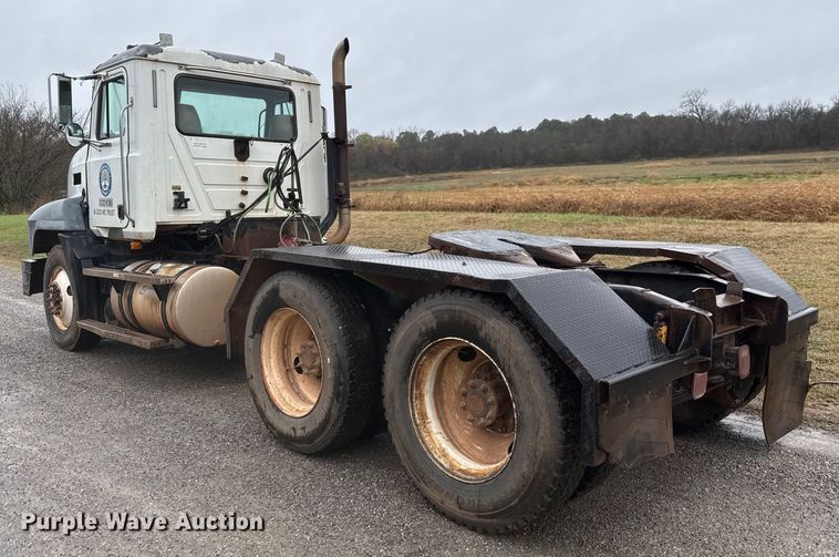 image for item EU5477 2003 Mack CH600 semi truck