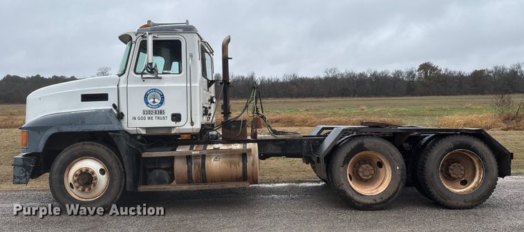 image for item EU5477 2003 Mack CH600 semi truck