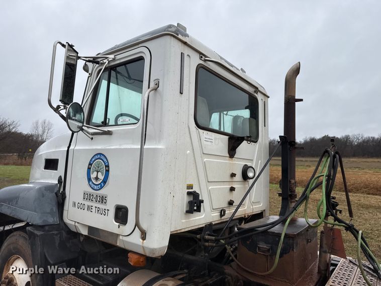 image for item EU5477 2003 Mack CH600 semi truck