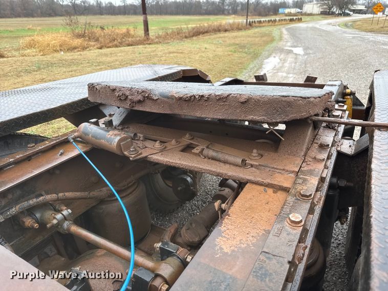 image for item EU5477 2003 Mack CH600 semi truck