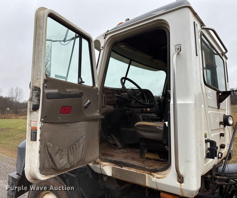 image for item EU5477 2003 Mack CH600 semi truck