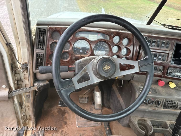 image for item EU5477 2003 Mack CH600 semi truck