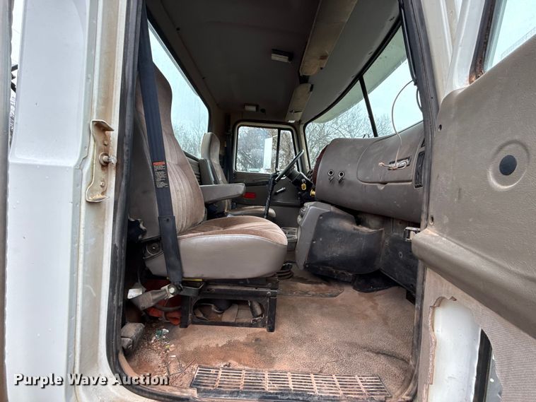 image for item EU5477 2003 Mack CH600 semi truck