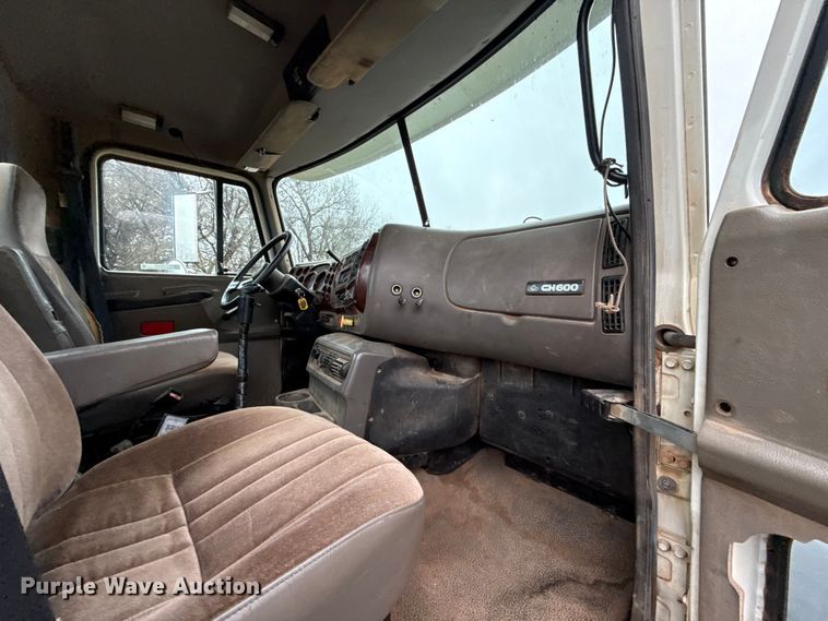 image for item EU5477 2003 Mack CH600 semi truck