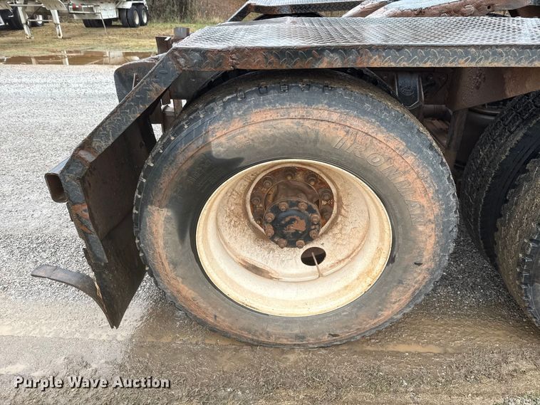 image for item EU5477 2003 Mack CH600 semi truck