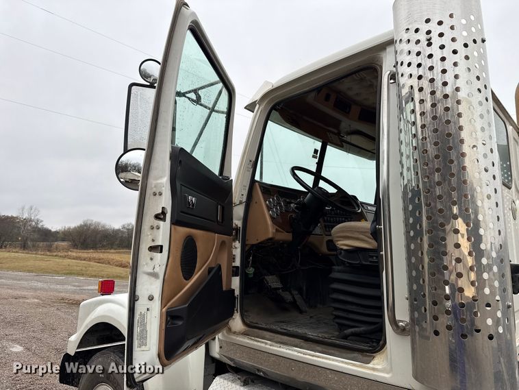 image for item EU5484 2018 Western Star 4900FA semi truck