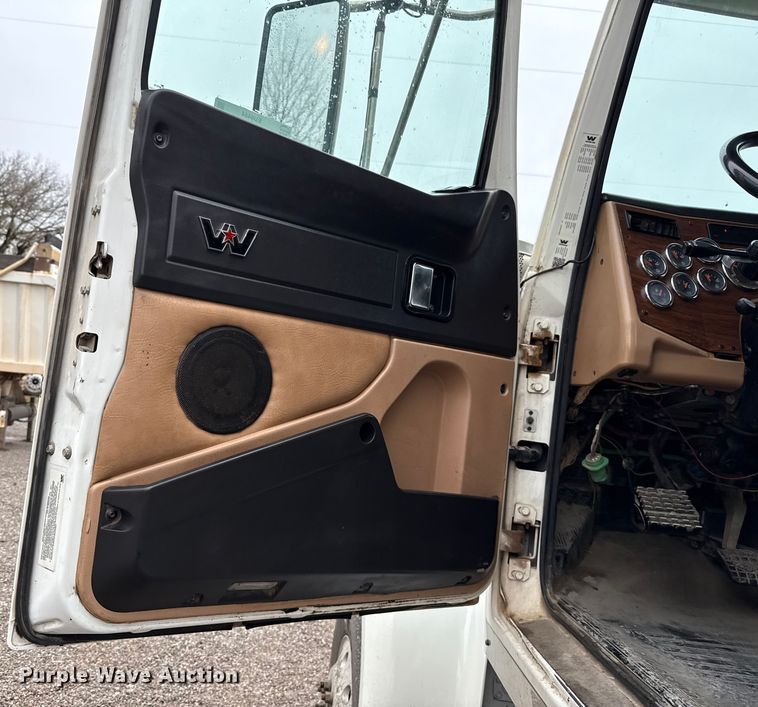 image for item EU5484 2018 Western Star 4900FA semi truck