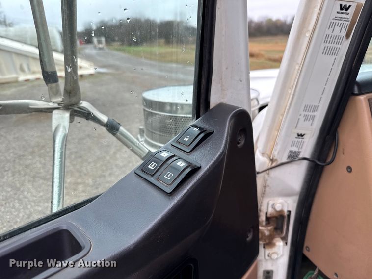 image for item EU5484 2018 Western Star 4900FA semi truck