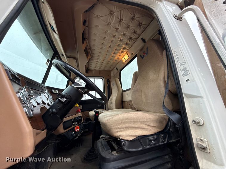 image for item EU5484 2018 Western Star 4900FA semi truck