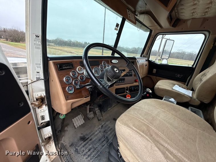 image for item EU5484 2018 Western Star 4900FA semi truck